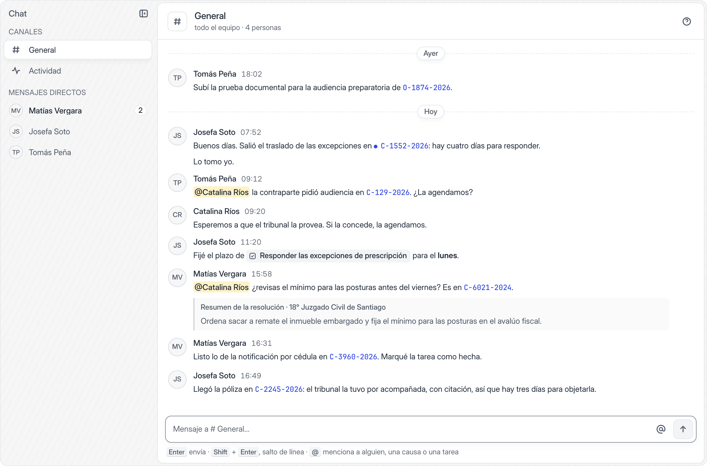 El chat del equipo en el canal General: cuatro personas comentan las novedades de sus causas, mencionan a una colega, fijan el plazo de una tarea y comparten el resumen de una resolución.