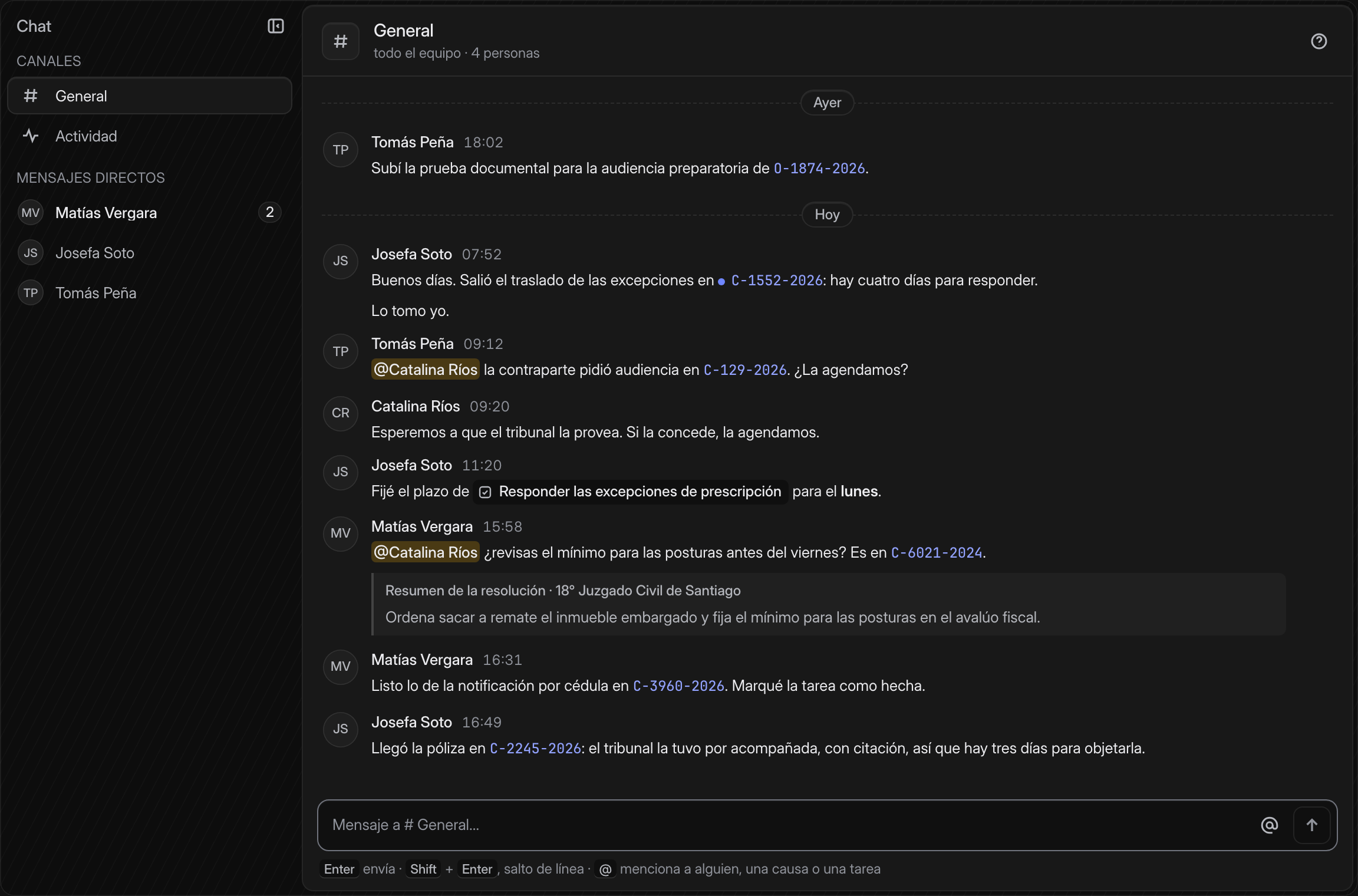 El chat del equipo en el canal General: cuatro personas comentan las novedades de sus causas, mencionan a una colega, fijan el plazo de una tarea y comparten el resumen de una resolución.